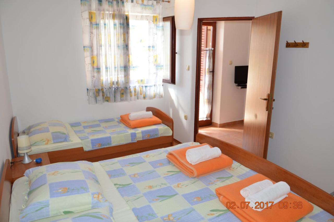 Apartments And Rooms By The Sea Jakisnica, Pag - 4160 Lun  Extérieur photo